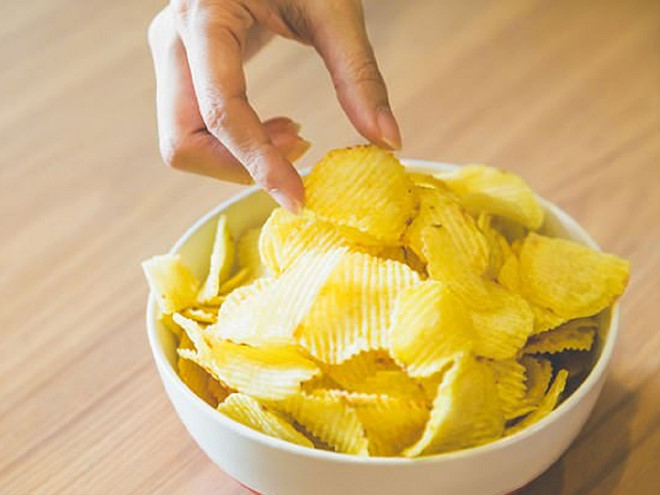  Mọi người cần tránh ăn các món mặn trước khi uống rượu bia vì cơ thể sẽ dễ bị mất nước - Ảnh minh họa: Shutterstock