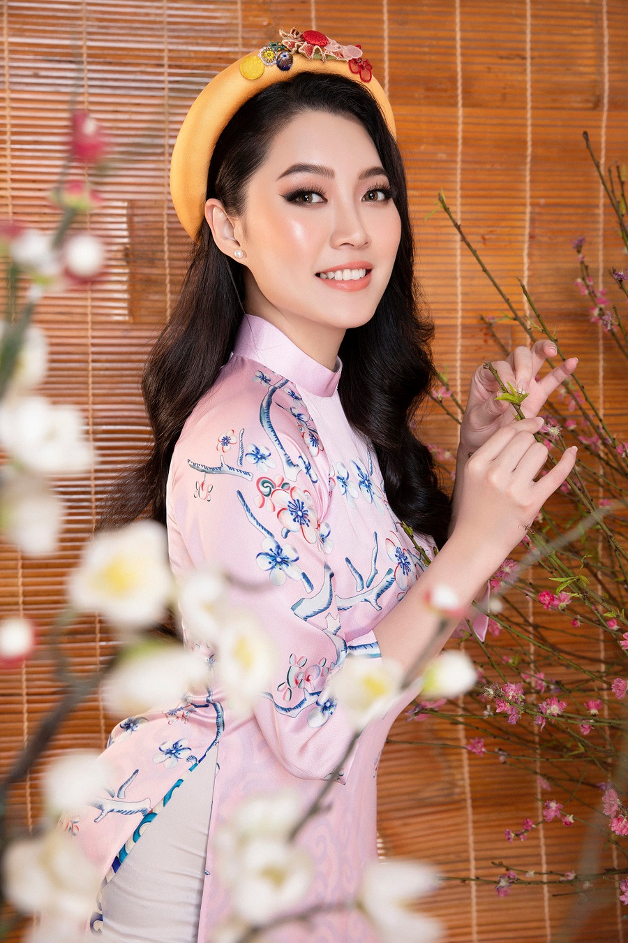  Nhờ sở hữu chiều cao nổi bật 1,72m cùng số đo hình thể chuẩn, Hoài Thu trở nên cuốn hút hơn khi diện áo dài.