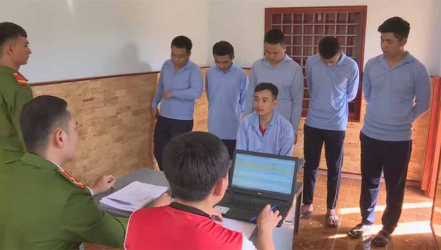 Sáu đối tượng cá độ bóng đá tại cơ quan công an Sáu đối tượng cá độ bóng đá tại cơ quan công an