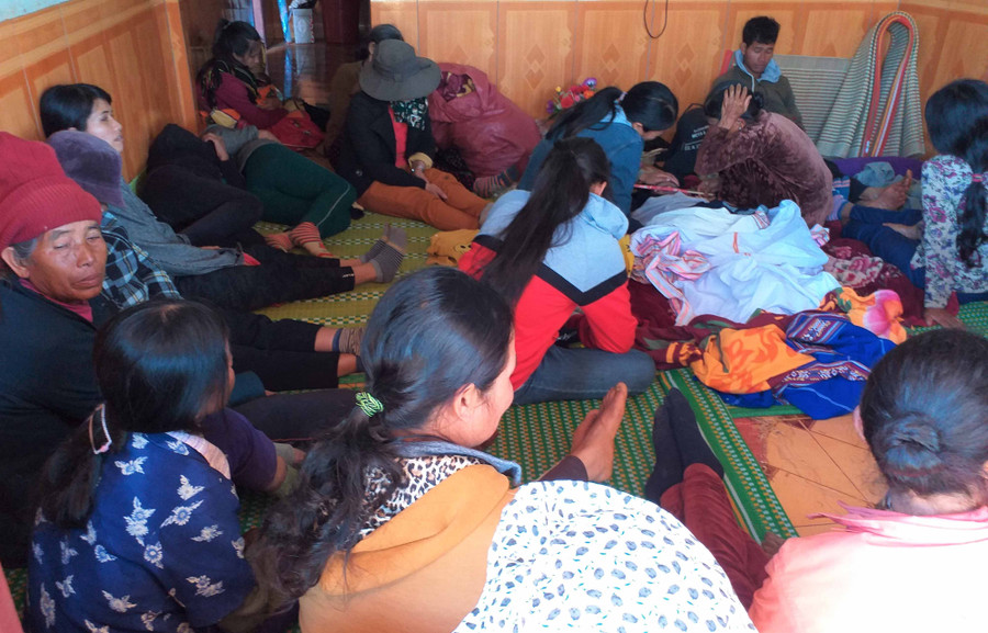 Gia đình đang lo mai táng cho em Suy. Ảnh: Đinh Yến	