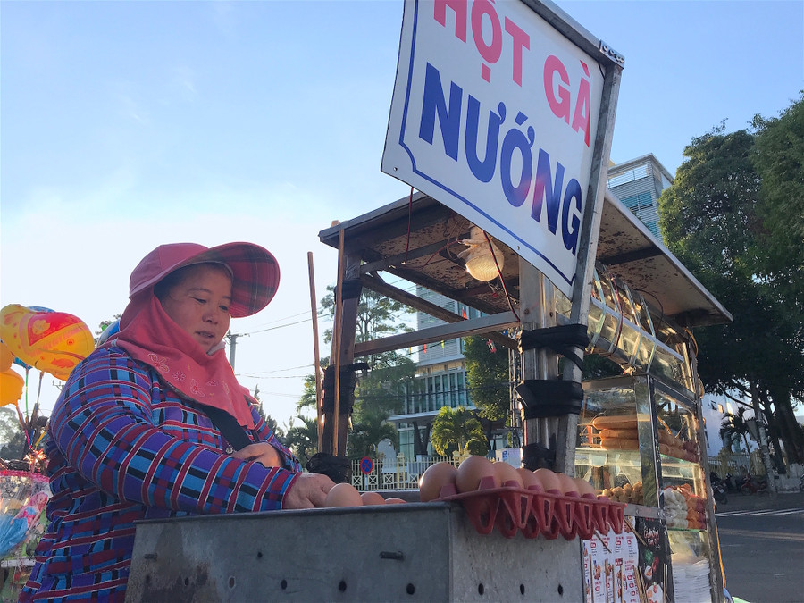 Hơn 10 năm rồi, gia đình chị Thê vẫn chưa có điều kiện về quê đón Tết. Ảnh: Mộc Trà