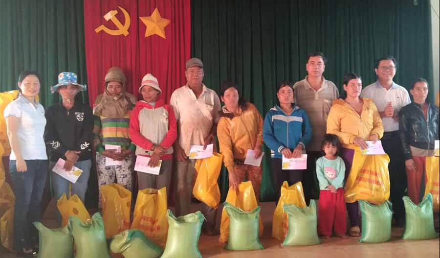  Hội Liên hiệp Phụ nữ xã Ia Ka trao tặng 10 suất quà (mỗi suất 200.000 đồng) đến 10 hội viên nghèo, khó khăn trên địa bàn xã. Ảnh: Như Nguyện