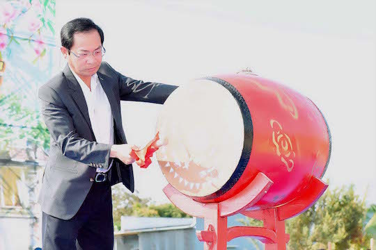 Phó Chủ tịch UBND tỉnh Đỗ Tiến Đông đánh trống khai mạc hội Cầu Huê. Ảnh: Đức Thụy Phó Chủ tịch UBND tỉnh Đỗ Tiến Đông đánh trống khai mạc hội Cầu Huê. Ảnh: Đức Thụy