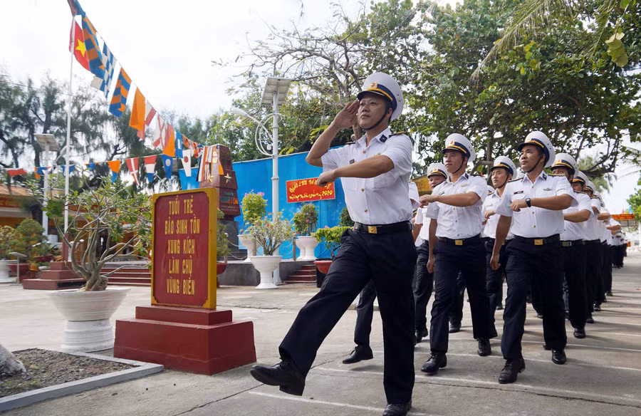 Sau lễ chào cờ là duyệt binh. Ảnh: Nguyễn Diệp