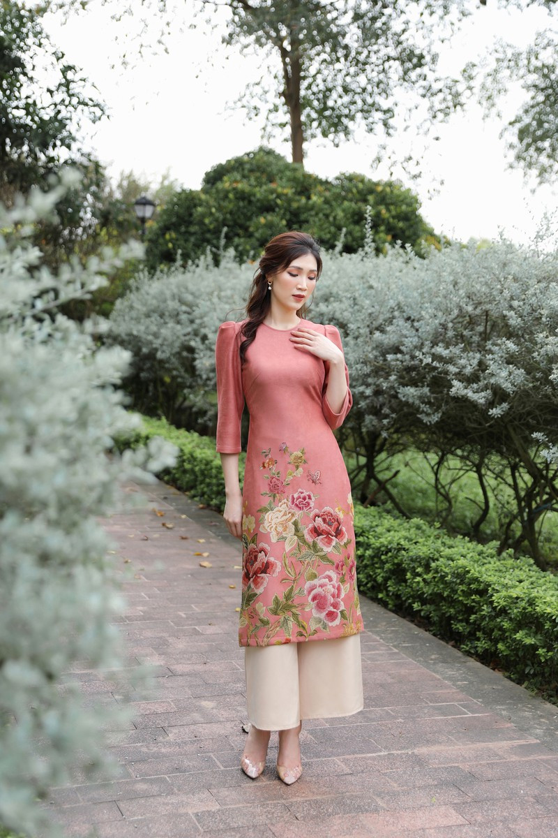  “Trước khi lập gia đình, tôi từng có studio dạy nhảy của riêng mình. Nhưng từ lúc sinh con, tôi đành gác lại để thực hiện thiên chức làm vợ, làm mẹ. Sau 7 năm, tôi mới quay lại với đam mê cũ. Studio không chỉ là địa điểm để tôi tập nhảy, giải toả căng thẳng sau mỗi ngày làm việc mệt mỏi mà còn trở thành nơi tôi gặp gỡ, chia sẻ với những phụ nữ có đam mê nhảy múa giống mình”, Phí Thuỳ Linh tiết lộ.