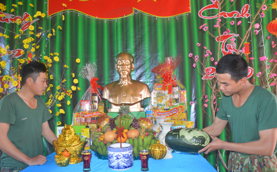 Chiên sĩ Đức(bên phải) bên sản phảm do chính mình khắc vẽ. Ảnh: Anh Huy