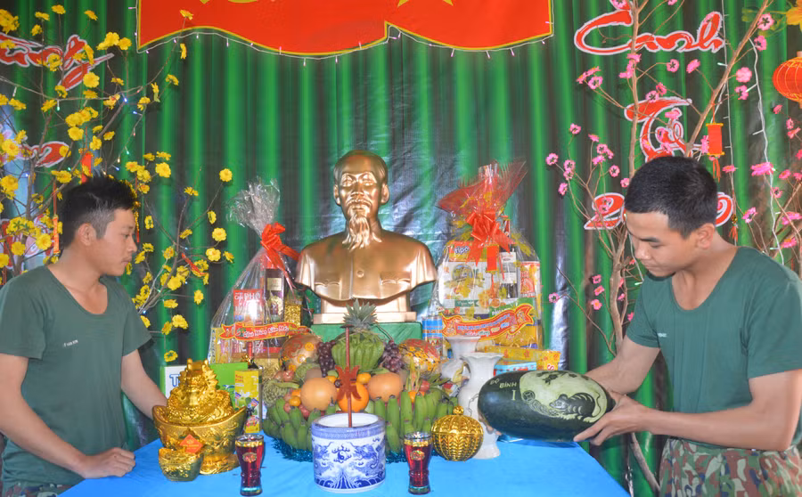 Chiên sĩ Đức(bên phải) bên sản phảm do chính mình khắc vẽ. Ảnh: Anh Huy