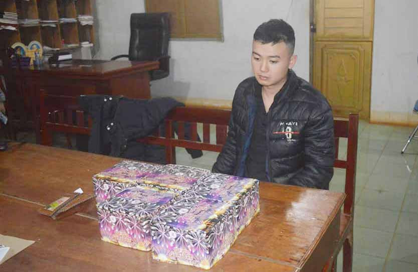Đối tượng Vương cùng số pháo tang vật. Ảnh: Văn Ngọc 