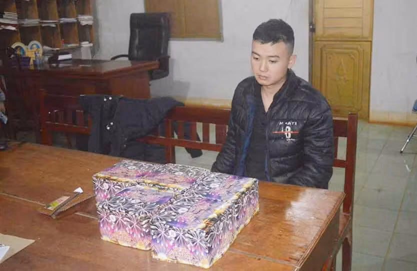 Đối tượng Vương cùng số pháo tang vật. Ảnh: Văn Ngọc 