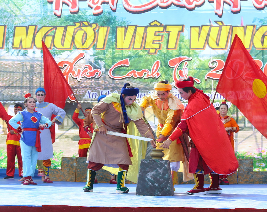 Hoạt cảnh tái hiện Lễ chiêu binh tụ nghĩa chiến thắng Ngọc Hồi-Đống Đa. Ảnh: Hồng Thi