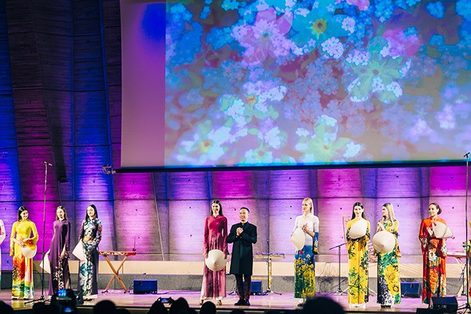 Nhà thiết kế Đỗ Trịnh Hoài nam bên các người mẫu trong hai bộ sưu tập trình diễn tại Paris của mình. Ảnh: Bình Quách.