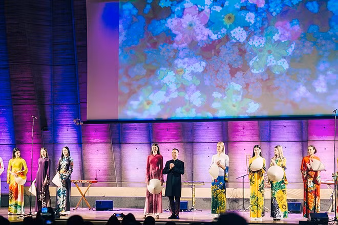 Nhà thiết kế Đỗ Trịnh Hoài nam bên các người mẫu trong hai bộ sưu tập trình diễn tại Paris của mình. Ảnh: Bình Quách.