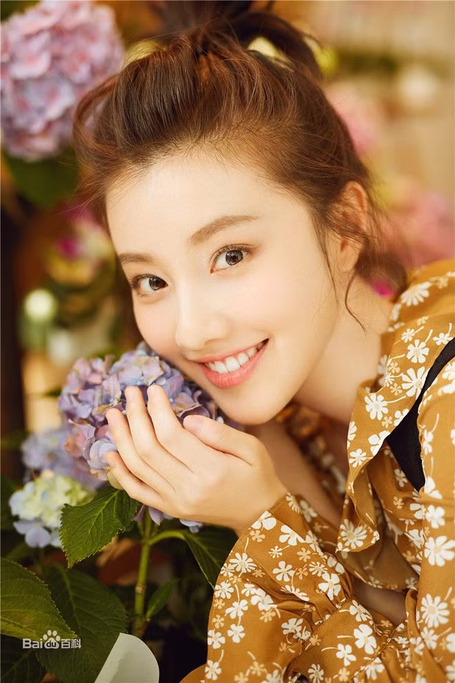 Vương Hạc Nhuận là cô gái mang vẻ trẻ trung, vui tươi. Ảnh: Baidu