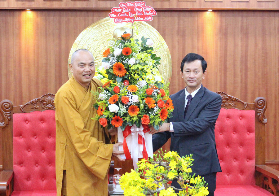 Bí thư Tỉnh ủy Dương Văn Trang (phải) đón nhận lẵng hoa chúc mừng từ Thượng tọa Thích Từ Vân-Trưởng Ban trị sự Giáo hội Phật giáo Việt Nam tỉnh Gia Lai. Ảnh Mộc Trà Bí thư Tỉnh ủy Dương Văn Trang (phải) đón nhận lẵng hoa chúc mừng từ Thượng tọa Thích Từ Vân-Trưởng Ban trị sự Giáo hội Phật giáo Việt Nam tỉnh Gia Lai. Ảnh Mộc Trà