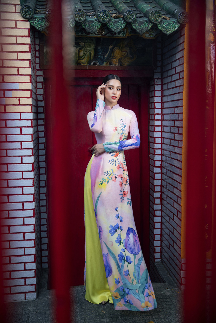  Những chiếc áo dài của nhà thiết kế Liên Hương luôn ghi điểm bởi màu sắc trang nhã, phom dáng chuẩn cùng tà áo được luồng chỉ cẩn thận, ôm trọn cơ thể người mặc - Ảnh: LÊ THIỆN VIỄN