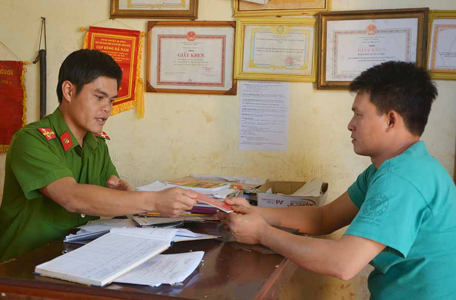  Trưởng Công an xã Ia O (huyện Ia Grai) tiếp nhận, giải quyết hộ khẩu cho nhân dân. Ảnh: Thúy Trinh