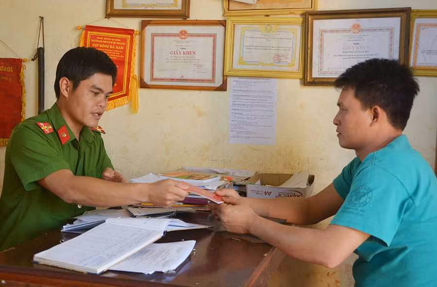  Trưởng Công an xã Ia O (huyện Ia Grai) tiếp nhận, giải quyết hộ khẩu cho nhân dân. Ảnh: Thúy Trinh