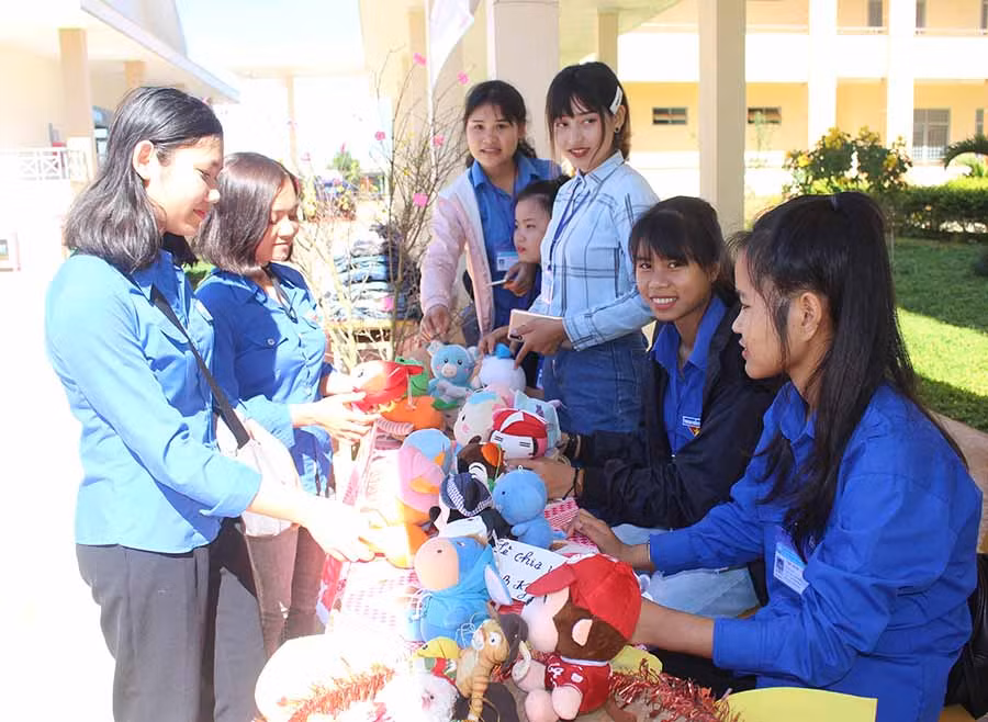 Gian hàng gây quỹ của Lớp may thời trang 2019A2 (Trường Cao đẳng Nghề Gia Lai). Ảnh: P.L