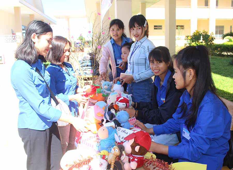 Gian hàng gây quỹ của Lớp may thời trang 2019A2 (Trường Cao đẳng Nghề Gia Lai). Ảnh: P.L Gian hàng gây quỹ của Lớp may thời trang 2019A2 (Trường Cao đẳng Nghề Gia Lai). Ảnh: P.L