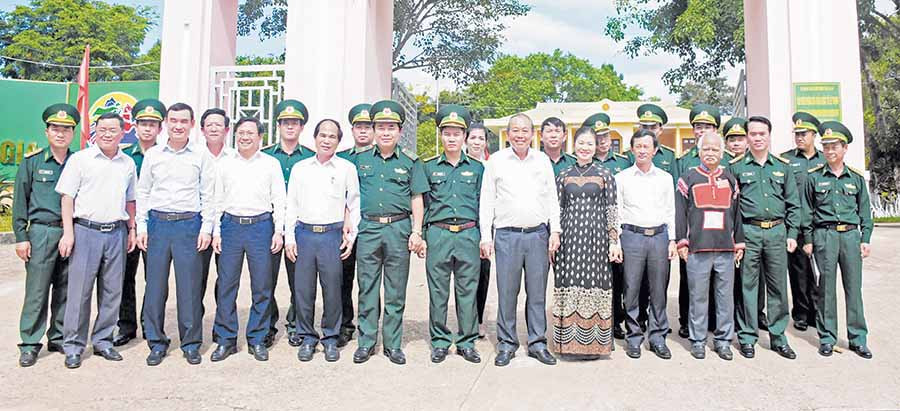 Phó Thủ tướng Thường trực Chính phủ Trương Hòa Bình (hàng trước, thứ 6 từ phải sang) chụp ảnh lưu niệm cùng lãnh đạo tỉnh và cán bộ, chiến sĩ Đồn Biên phòng Cửa khẩu Quốc tế Lệ Thanh. Ảnh: M.T Phó Thủ tướng Thường trực Chính phủ Trương Hòa Bình (hàng trước, thứ 6 từ phải sang) chụp ảnh lưu niệm cùng lãnh đạo tỉnh và cán bộ, chiến sĩ Đồn Biên phòng Cửa khẩu Quốc tế Lệ Thanh. Ảnh: M.T