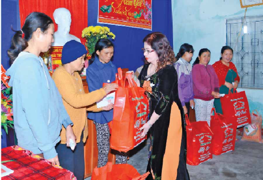 Hàng năm, Tết đến Xuân về, chị Lâm Thị Liễu tặng quà cho người nghèo, người già neo đơn trên địa bàn thị xã An Khê.