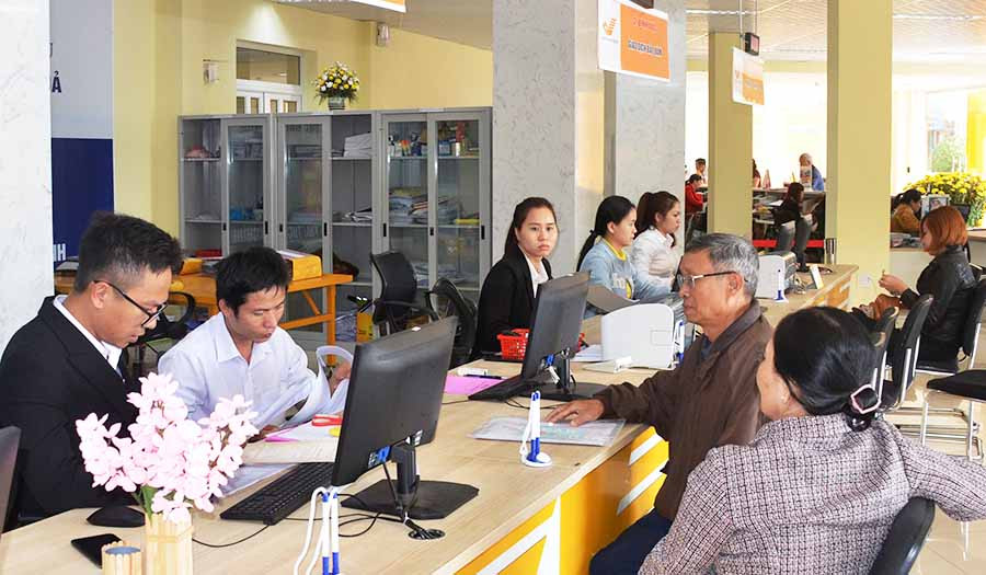 Người dân đến giao dịch tại Trung tâm Phục vụ Hành chính công tỉnh Gia Lai trong ngày làm việc đầu tiên sau kỳ nghỉ Tết Nguyên đán 2020. Ảnh: V.H Người dân đến giao dịch tại Trung tâm Phục vụ Hành chính công tỉnh trong ngày làm việc đầu tiên sau kỳ nghỉ Tết Nguyên đán 2020. Ảnh: V.H