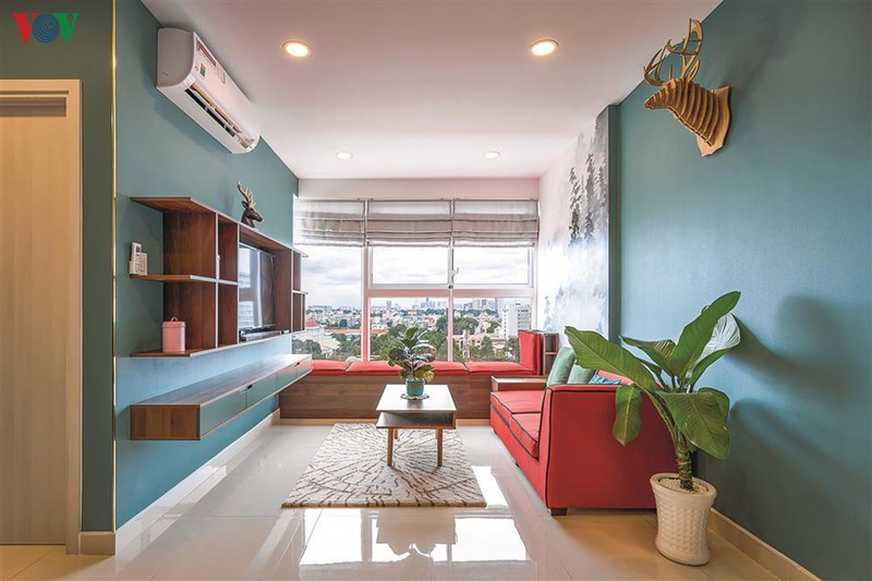 Căn hộ nằm trong tòa chung cư trong đô thị là không gian sống của một gia đình trẻ. Diện tích căn hộ là 70m2 với hai phòng ngủ.