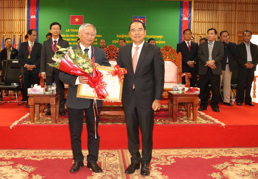 Ngài Li Thut trao Huân chương Hữu nghị của Chính phủ Vương quốc Campuchia cho Đại tá Vũ Văn Lâu-Giám đốc Công an tỉnh. Ảnh: Ngọc Sang