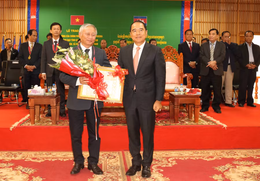 Ngài Li Thut trao Huân chương Hữu nghị của Chính phủ Vương quốc Campuchia cho Đại tá Vũ Văn Lâu-Giám đốc Công an tỉnh. Ảnh: Ngọc Sang