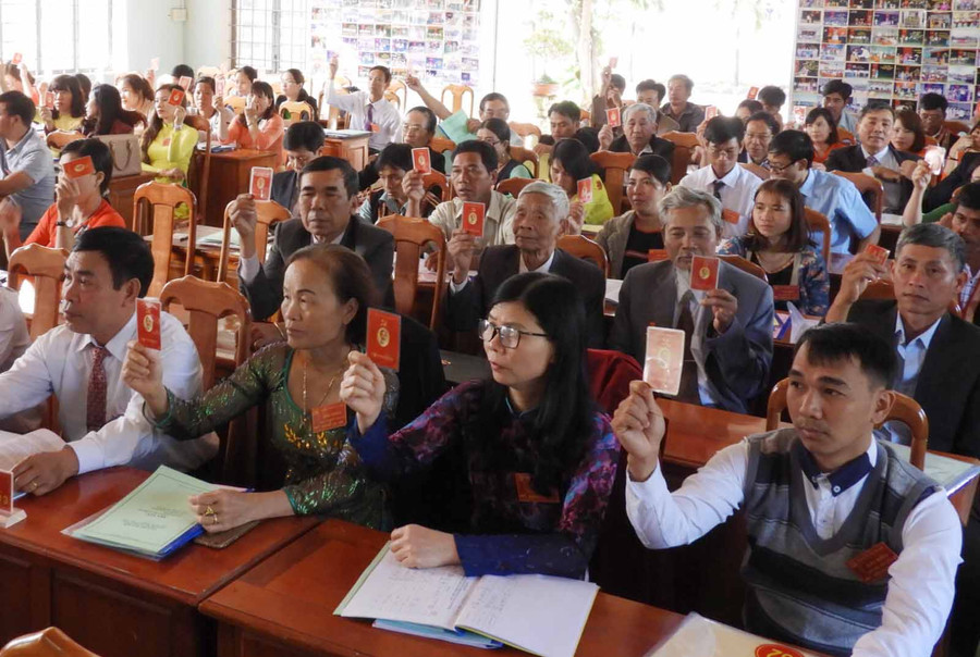 Đảng viên biểu quyết thông qua các chỉ tiêu nhiệm kỳ 2020-2025. Ảnh: Thanh Nhật