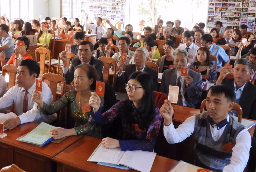 Đảng viên biểu quyết thông qua các chỉ tiêu nhiệm kỳ 2020-2025. Ảnh: Thanh Nhật