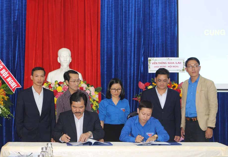 Tỉnh Đoàn và Trung tâm Kinh doanh VNPT Gia Lai ký kết thỏa thuận hợp tác cung cấp và sử dụng dịch vụ viễn thông-công nghệ thông tin giai đoạn 2019-2022. Ảnh: Phan Lài 