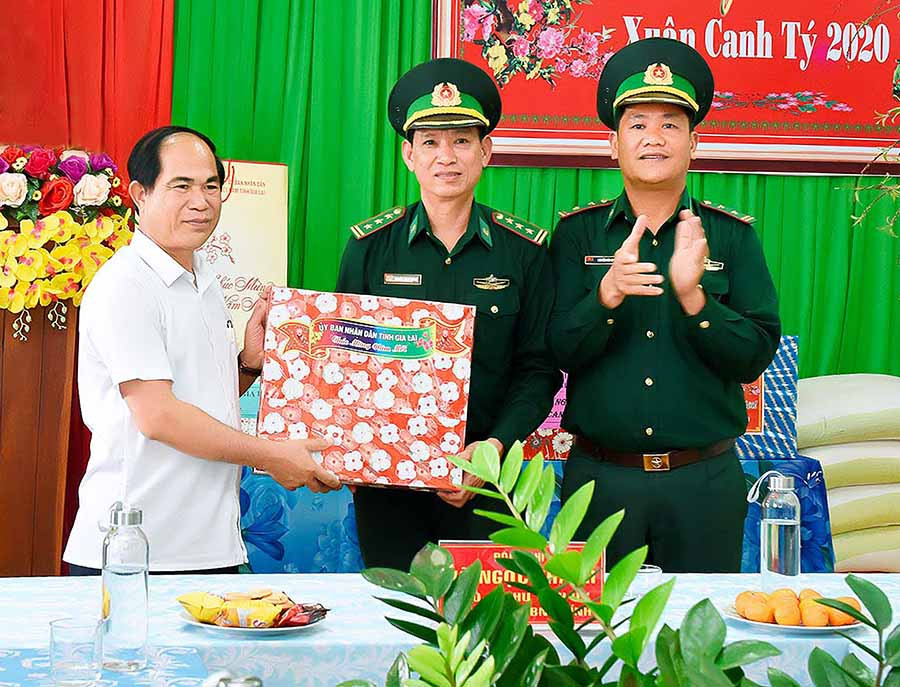 Chủ tịch UBND tỉnh Võ Ngọc Thành tặng quà cán bộ, chiến sĩ Tiểu đoàn Huấn luyện-Cơ động (Bộ Chỉ huy Bộ đội Biên phòng tỉnh). Ảnh: Đ.T