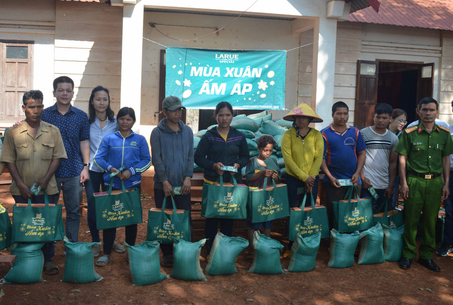 100 hộ dân trên địa bàn đã được nhận quà. Ảnh: Anh Huy