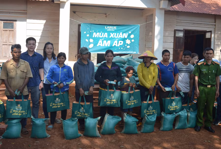 100 hộ dân trên địa bàn đã được nhận quà. Ảnh: Anh Huy