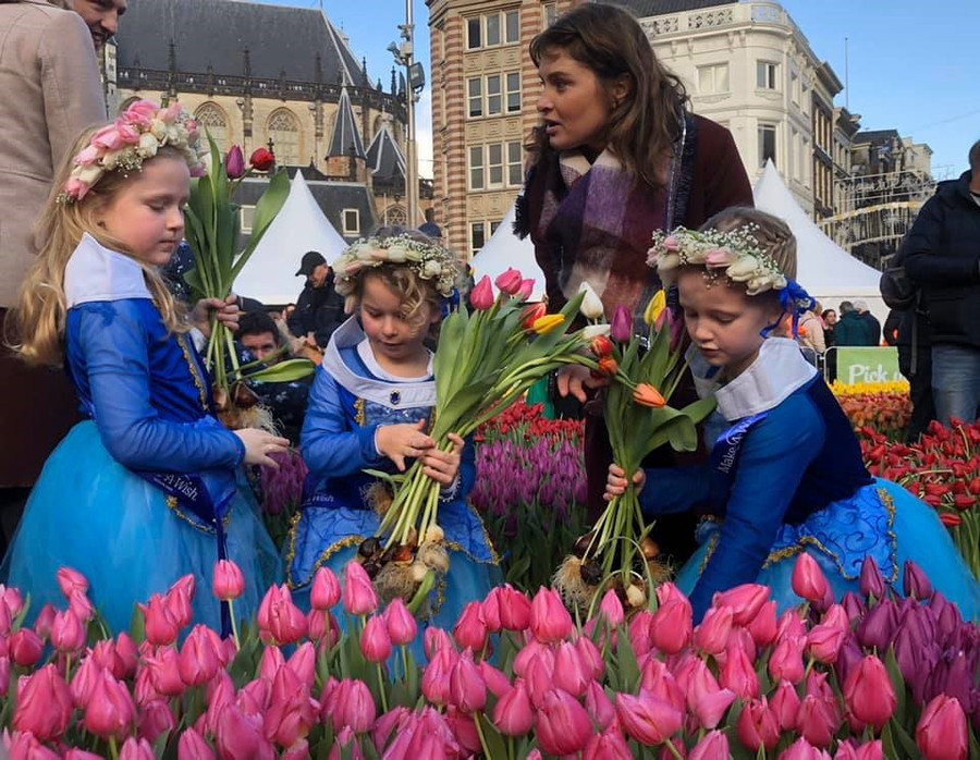  Nhiều trẻ em cũng tham gia chọn hoa cùng bố mẹ. Ảnh: Barensend Fbpage