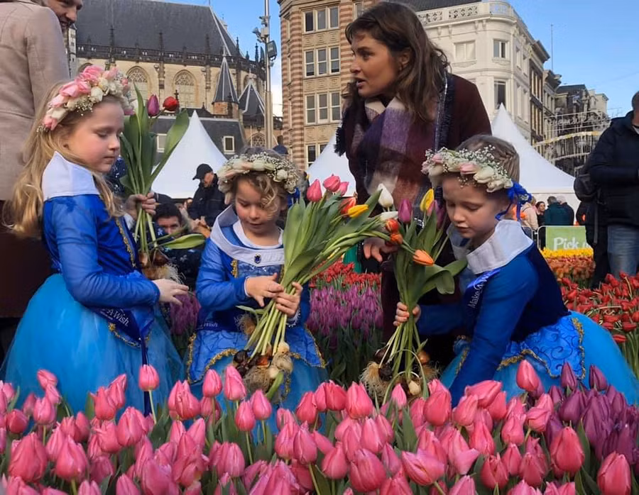  Nhiều trẻ em cũng tham gia chọn hoa cùng bố mẹ. Ảnh: Barensend Fbpage