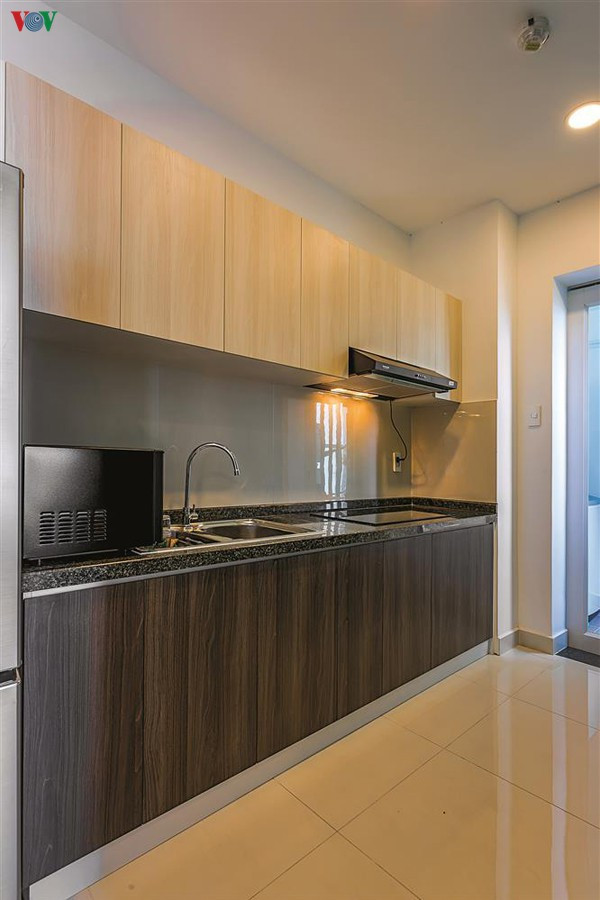 Khu bếp nằm riêng biệt có thiết kế đơn giản, hiện đại nhưng vẫn tiện nghi.