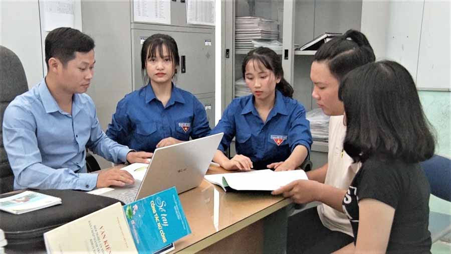  Thầy Hoàng Việt Trung (bìa trái) đang hướng dẫn học sinh làm đề tài khoa học kỹ thuật. Ảnh: H.Đ.T