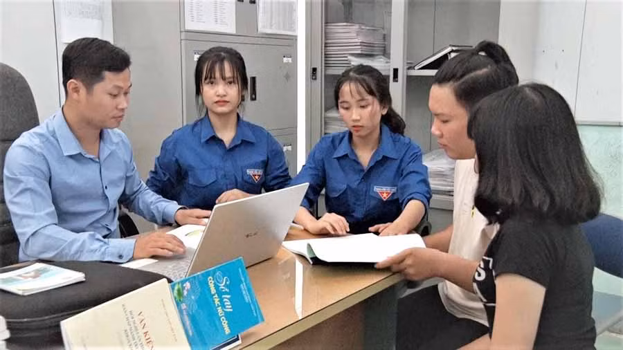  Thầy Hoàng Việt Trung (bìa trái) đang hướng dẫn học sinh làm đề tài khoa học kỹ thuật. Ảnh: H.Đ.T