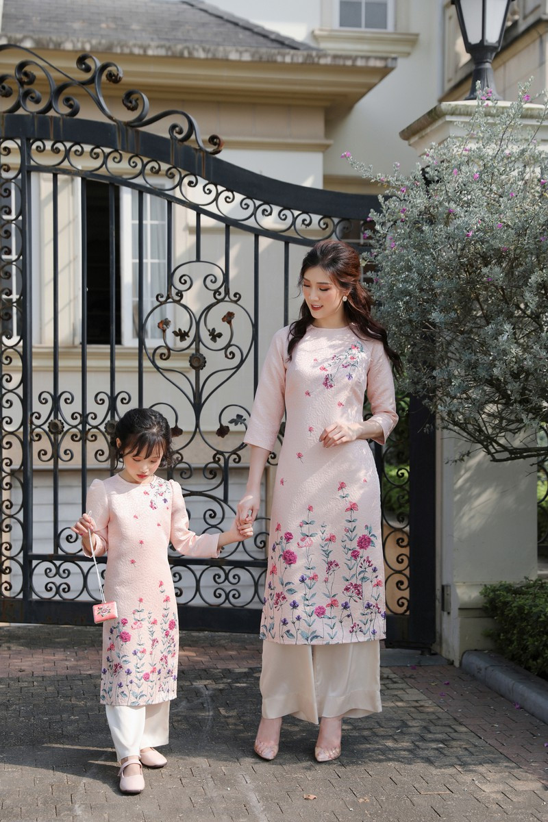  Khi hỏi về kế hoạch đón Tết sắp tới, Phí Thuỳ Linh cho biết, cô là người phụ nữ truyền thống nên sẽ dành toàn bộ thời gian cho gia đình. Cô đang tất bật mua sắm, trang trí nhà cửa để chào đón một năm mới. Những ngày đầu tiên của năm mới, cô sẽ diện áo dài đi chúc Tết hai bên nội, ngoại và đi lễ chùa. 