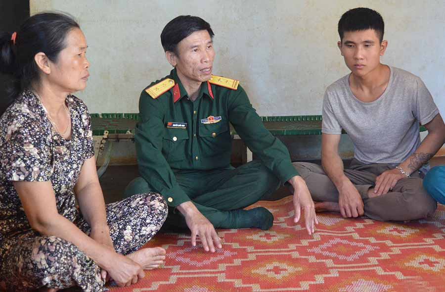 Anh Lê Anh Quân (xã Đak Djrăng, huyện Mang Yang; bìa phải) trò chuyện với cán bộ Ban Chỉ huy Quân sự huyện. Ảnh: A.H