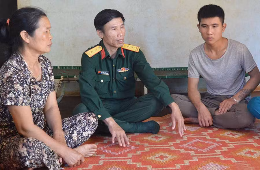 Anh Lê Anh Quân (xã Đak Djrăng, huyện Mang Yang; bìa phải) trò chuyện với cán bộ Ban Chỉ huy Quân sự huyện. Ảnh: A.H