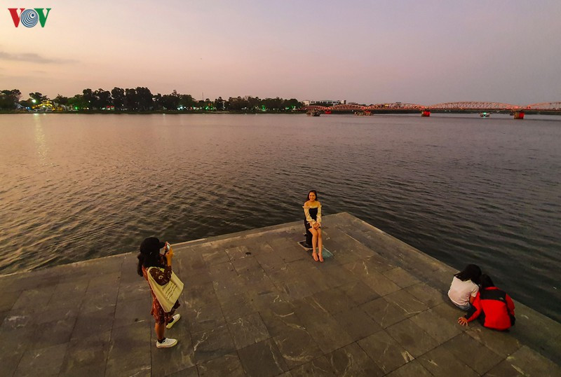 Tuyến đường đi bộ phía nam sông Hương vừa được đưa vào hoạt động đã thu hút nhiều người dân và bạn trẻ đến ngắm cảnh, chụp ảnh và đi dạo.