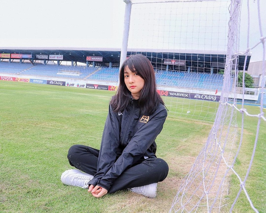 Hot girl xứ chùa Vàng cũng tỏ ra thân thiện khi thường xuyên tương tác với dân mạng qua phần bình luận. Hot girl xứ chùa Vàng cũng tỏ ra thân thiện khi thường xuyên tương tác với dân mạng qua phần bình luận.