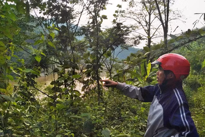 Anh Hà Văn Sâm đang tìm lối tiếp cận hòn đá bướu cổ.