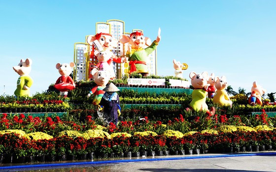 Còn 10 chú chuột con có chiều cao 1,7m trang phục rất sinh động nhiều tư thế ngộ nghĩnh, quây quần, vui đùa hạnh phúc và được trang trí nhiều màu sắc với họa tiết trang trí phong phú Còn 10 chú chuột con có chiều cao 1,7m trang phục rất sinh động nhiều tư thế ngộ nghĩnh, quây quần, vui đùa hạnh phúc và được trang trí nhiều màu sắc với họa tiết trang trí phong phú