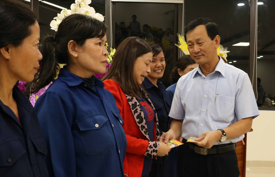  Bí thư Tỉnh ủy Dương Văn Trang “lì xì” đầu năm mới cho công nhân tiêu biểu của Công ty. Ảnh: Ngọc Sang