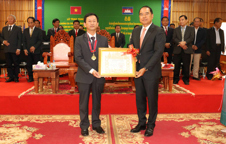 Ngài Li Thut trao Huân chương Hữu nghị của Chính phủ Vương quốc Campuchia cho Bí thư Tỉnh ủy Dương Văn Trang. Ảnh: Ngọc Sang