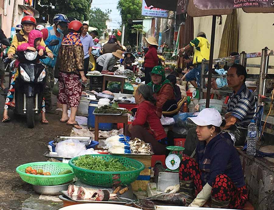 Thịt bò, hải sản vẫn còn giữ giá cao như ngày Tết. Ảnh: V.T  Thịt bò, hải sản vẫn còn giữ giá cao như ngày Tết. Ảnh: V.T